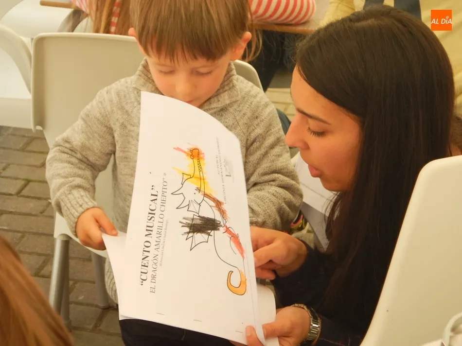 Foto 7 - Cerca de 100 personas participan en la Feria del Libro en la lectura p&uacute;blica del Quijote  