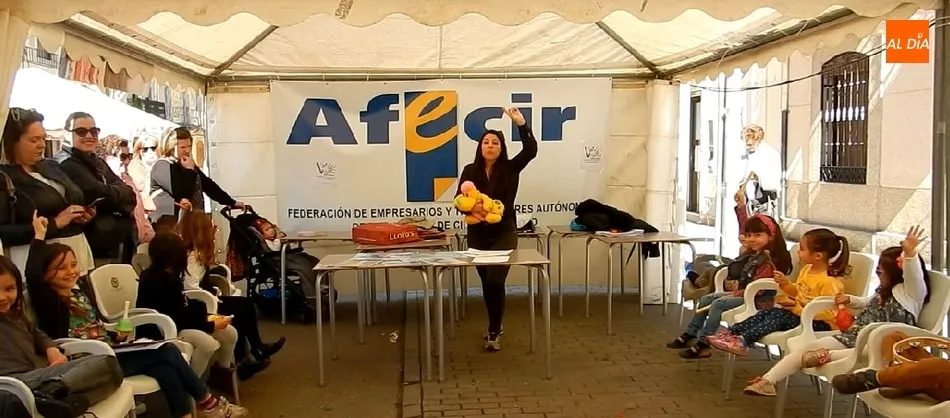 Foto 6 - Cerca de 100 personas participan en la Feria del Libro en la lectura p&uacute;blica del Quijote  