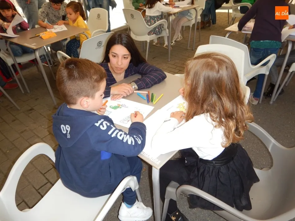 Foto 3 - Cerca de 100 personas participan en la Feria del Libro en la lectura p&uacute;blica del Quijote  