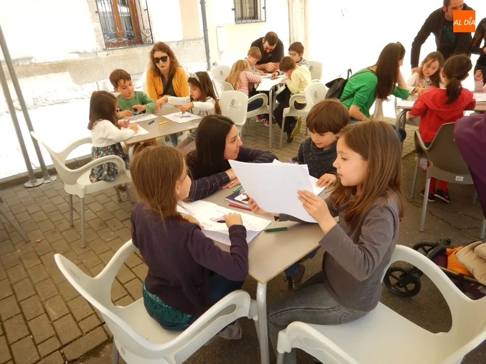Foto 4 - Cerca de 100 personas participan en la Feria del Libro en la lectura p&uacute;blica del Quijote  