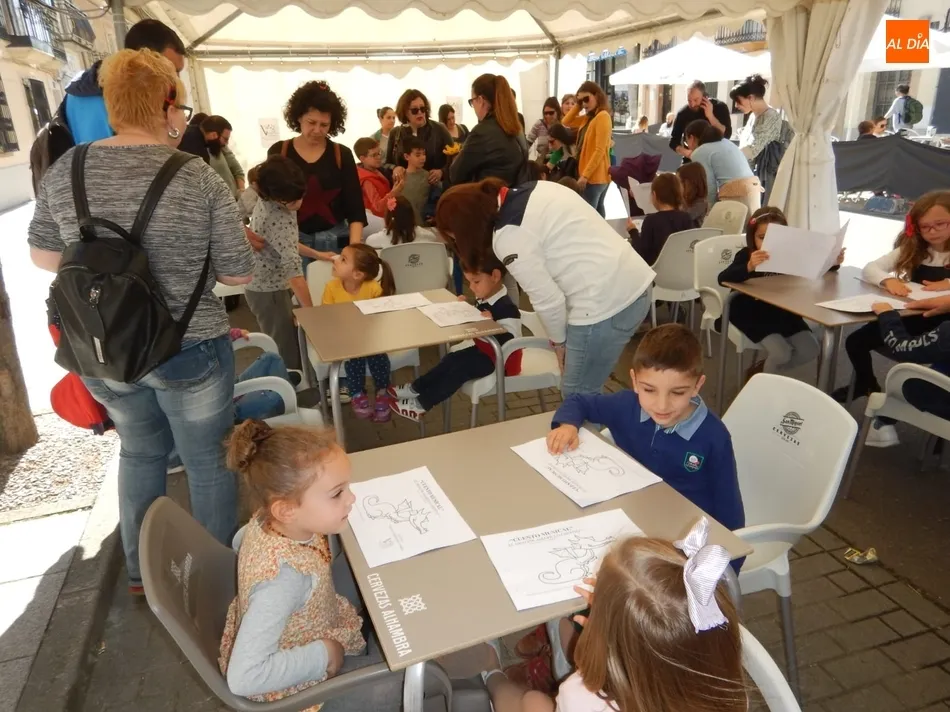 Foto 5 - Cerca de 100 personas participan en la Feria del Libro en la lectura p&uacute;blica del Quijote  