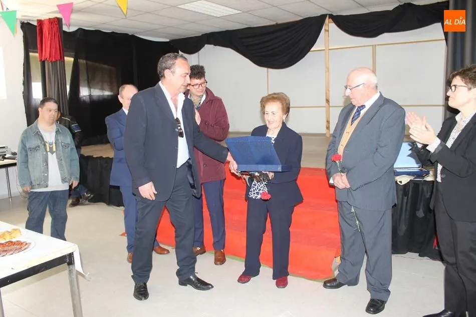 Foto 4 - Jornada festiva con el homenaje a los mayores en Vega de Tirados
