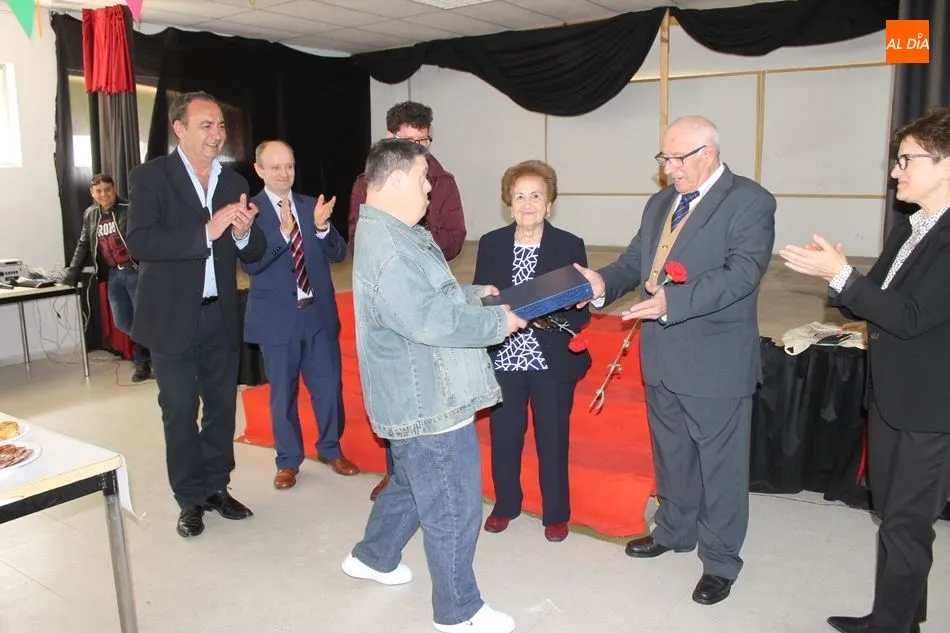 Foto 2 - Jornada festiva con el homenaje a los mayores en Vega de Tirados