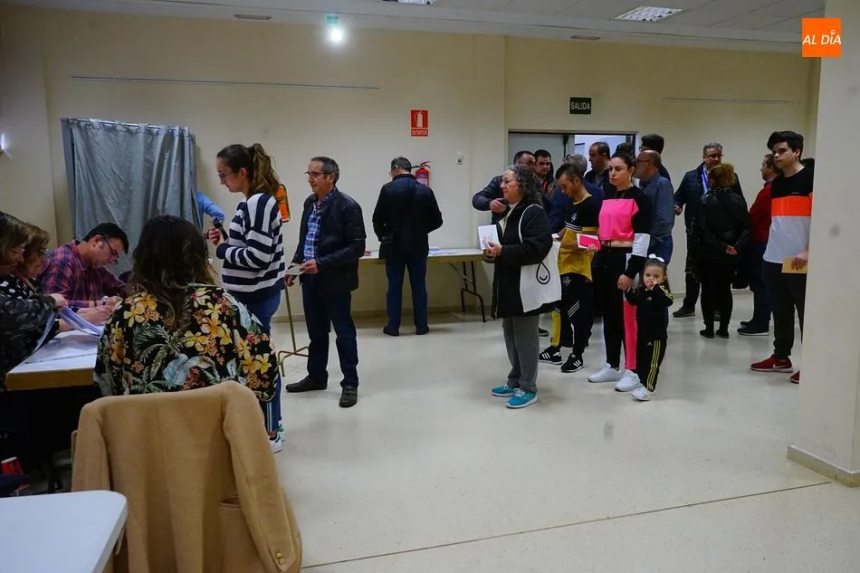 Votantes en el colegio electoral de la biblioteca municipal David Hernández