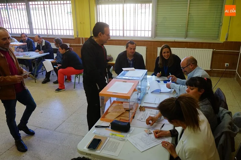 Foto 7 - Casi un 40 % de los votantes guijuelenses han pasado por las urnas