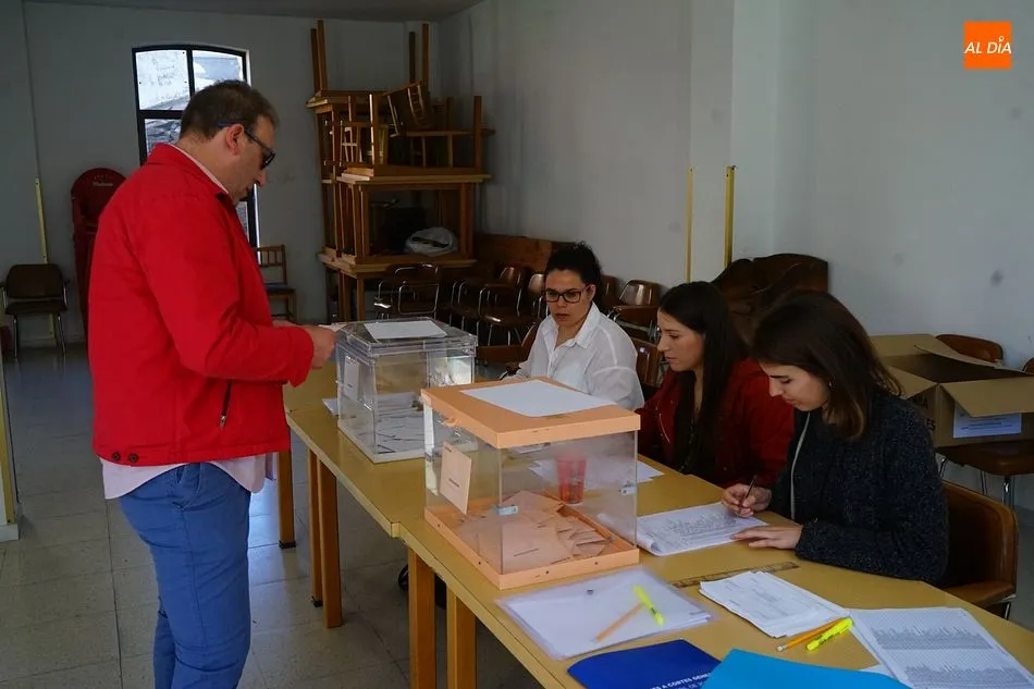 Foto 6 - Casi un 40 % de los votantes guijuelenses han pasado por las urnas