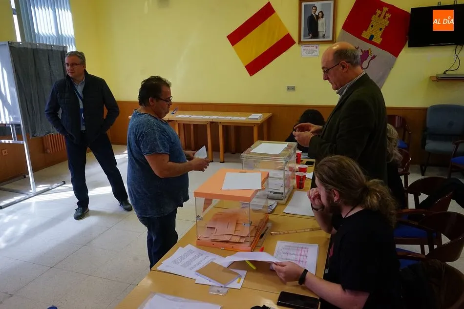 Foto 4 - Casi un 40 % de los votantes guijuelenses han pasado por las urnas