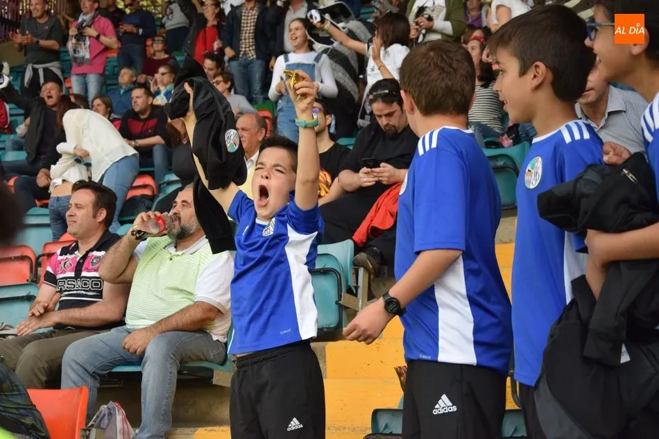 Varios niños celebran un gol de Salamanca UDS / Eva Fernández