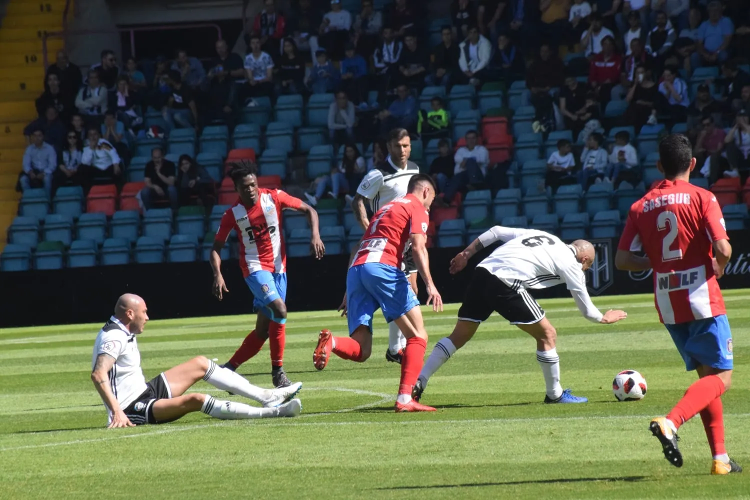 Foto 5 - 11.113 almas vibraron con otra gesta del Salamanca UDS para acercarse a la permanencia
