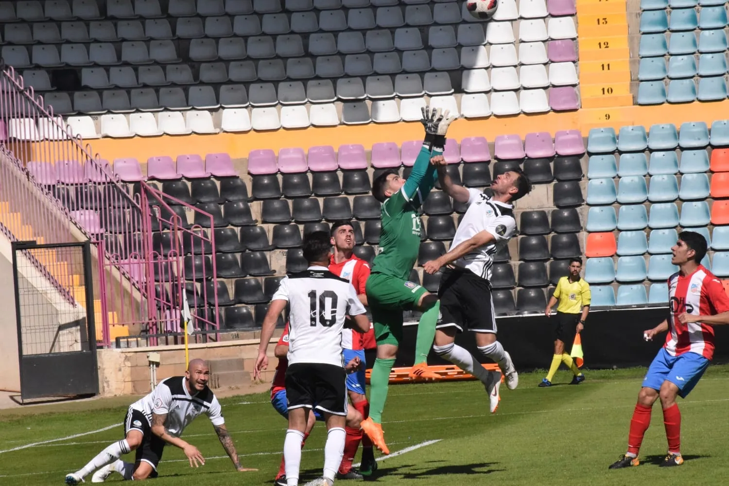 Foto 4 - 11.113 almas vibraron con otra gesta del Salamanca UDS para acercarse a la permanencia