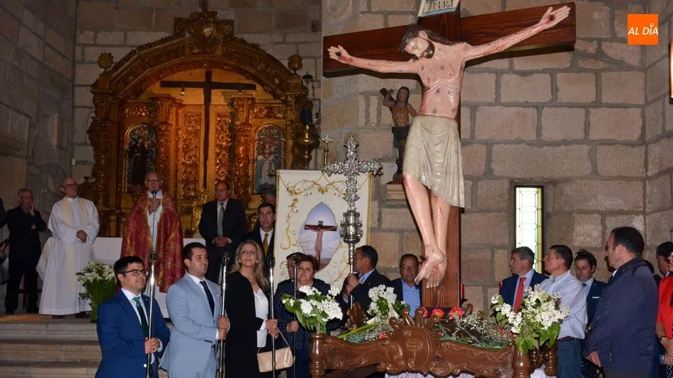 Foto 11 - Multitudinaria procesi&oacute;n de subida del Cristo de la Misericordia a la ermita rom&aacute;nica de Hinojosa ...