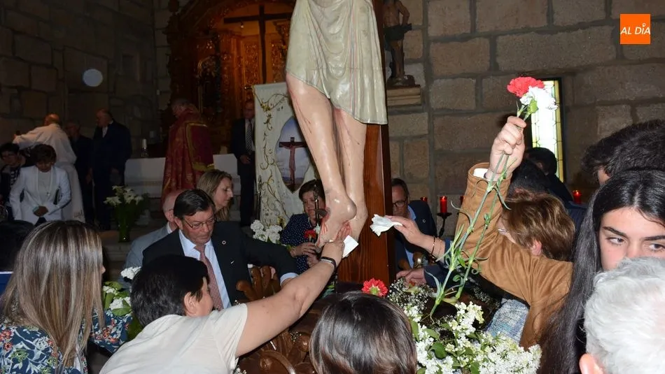 Foto 7 - Multitudinaria procesi&oacute;n de subida del Cristo de la Misericordia a la ermita rom&aacute;nica de Hinojosa ...