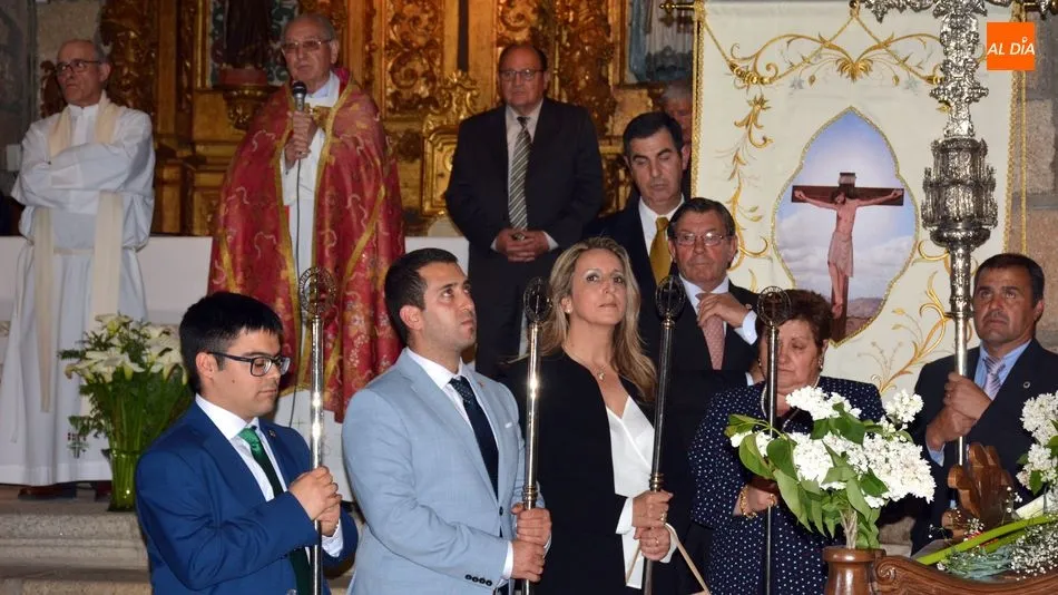 Foto 10 - Multitudinaria procesi&oacute;n de subida del Cristo de la Misericordia a la ermita rom&aacute;nica de Hinojosa ...