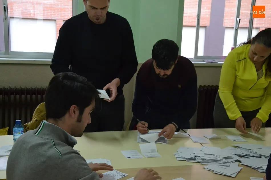 Foto 11 - Pedro S&aacute;nchez y Albert Rivera aparecen de forma inesperada dentro de sendos sobres  