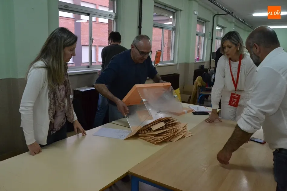 Foto 5 - Pedro S&aacute;nchez y Albert Rivera aparecen de forma inesperada dentro de sendos sobres  