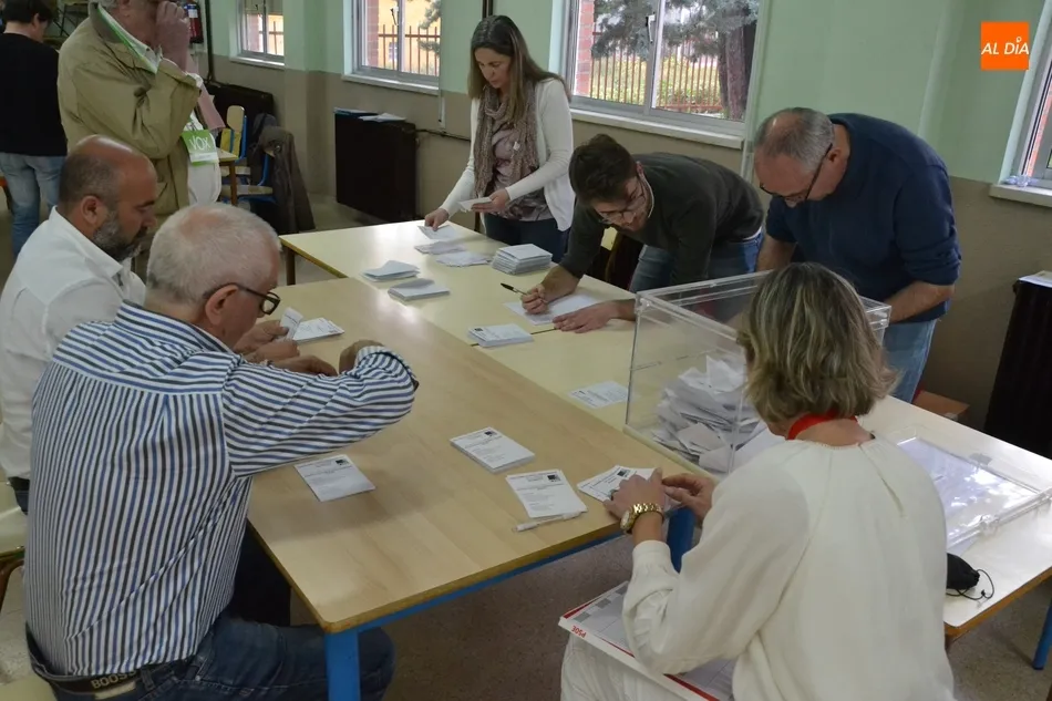 Foto 9 - Pedro S&aacute;nchez y Albert Rivera aparecen de forma inesperada dentro de sendos sobres  
