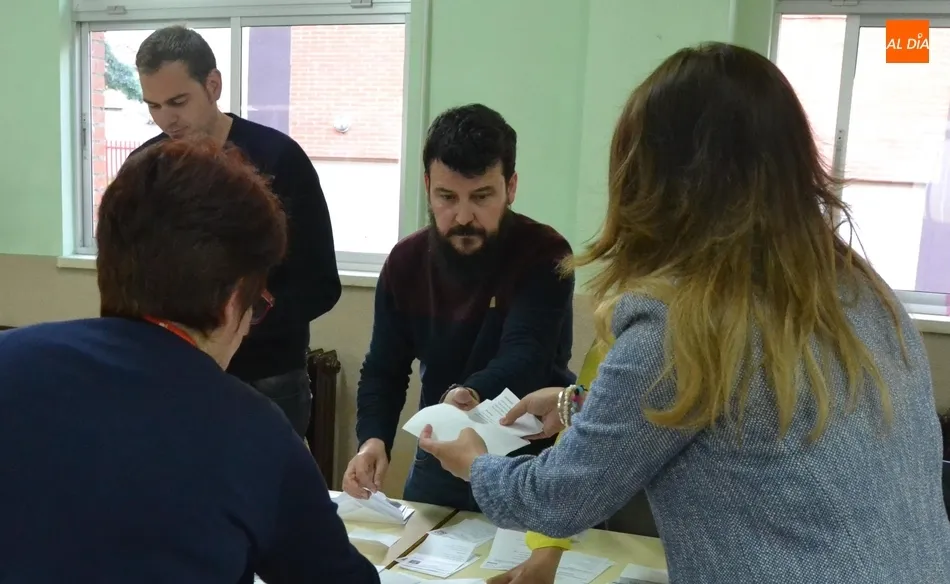 En la imagen se pueden apreciar las papeletas con las siglas recortadas que aparecieron en un sobre