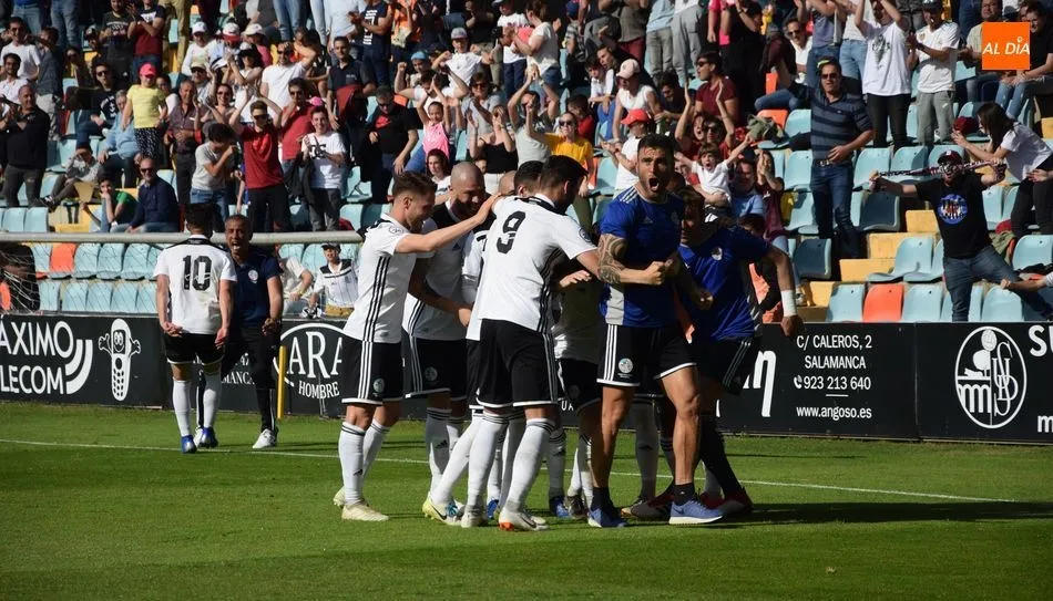 Final feliz en el Helmántico, tras una remontada para seguir el camino hacia la permanencia. Foto de J. L. Cotobal