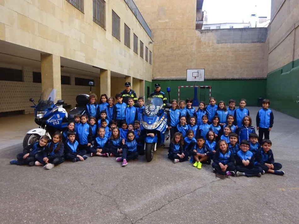 Foto 8 - La Polic&iacute;a Local explica su trabajo a los escolares del colegio San Juan Bosco