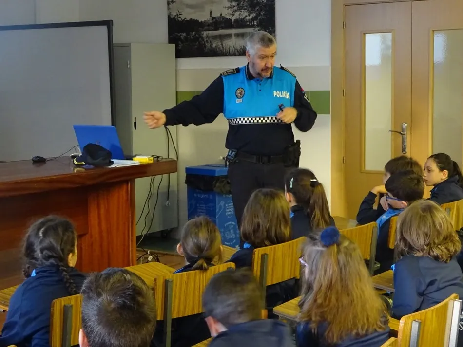 Foto 6 - La Polic&iacute;a Local explica su trabajo a los escolares del colegio San Juan Bosco