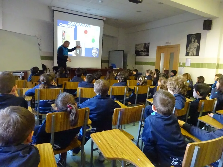 Foto 5 - La Polic&iacute;a Local explica su trabajo a los escolares del colegio San Juan Bosco