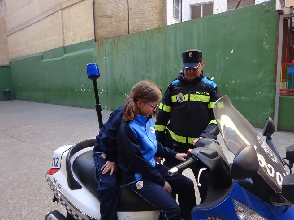 Foto 4 - La Polic&iacute;a Local explica su trabajo a los escolares del colegio San Juan Bosco