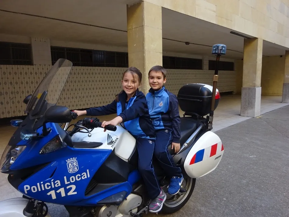 Foto 3 - La Polic&iacute;a Local explica su trabajo a los escolares del colegio San Juan Bosco