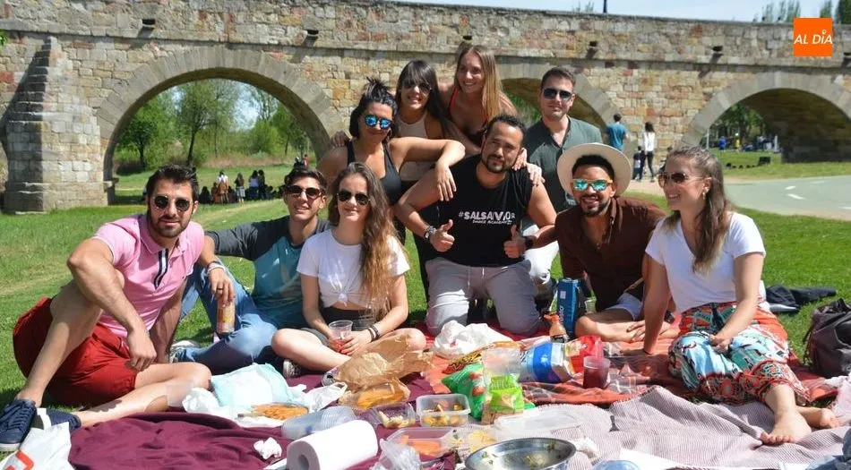 El entorno del Puente Romano ha sido el lugar elegido por numerosos jóvenes para celebrar el Lunes de Aguas. Foto de Lydia González