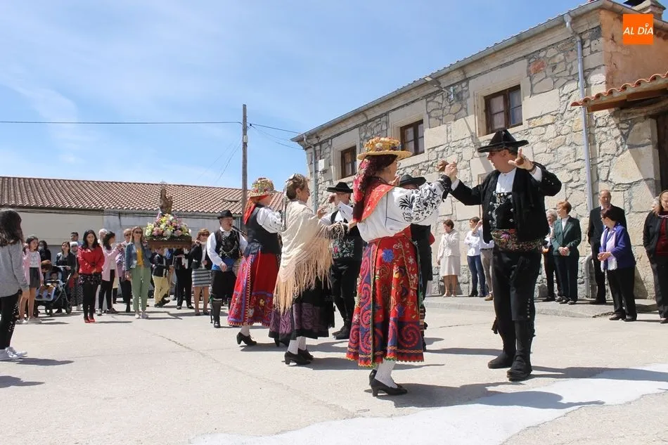 Foto 2 - Bailes y misa castellana en honor a la Virgen de la Paz en Torresmenudas