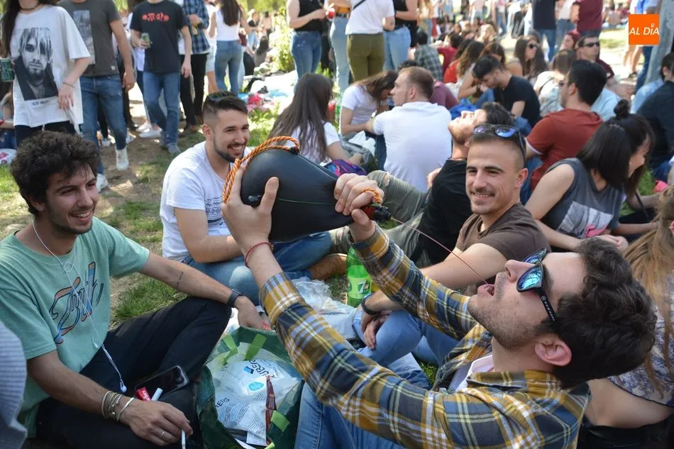 Foto 10 - El buen tiempo lanza a los salmantinos a disfrutar el tradicional Lunes de Aguas