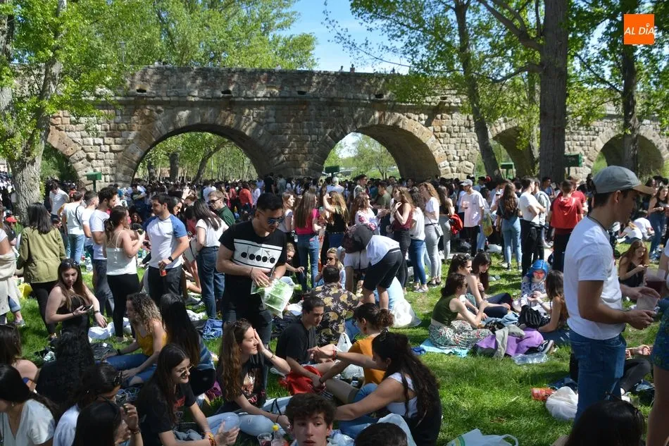 Foto 3 - El buen tiempo lanza a los salmantinos a disfrutar el tradicional Lunes de Aguas