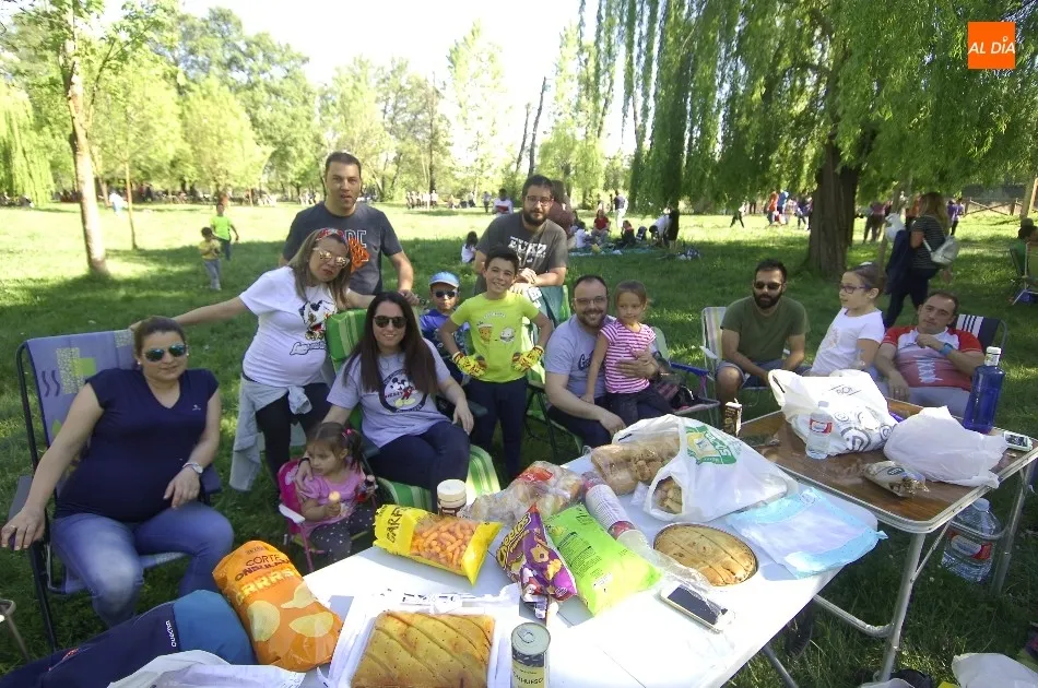 Una tarde espléndida permite a varios jóvenes festejar el Lunes de Aguas dándose un chapuzón  