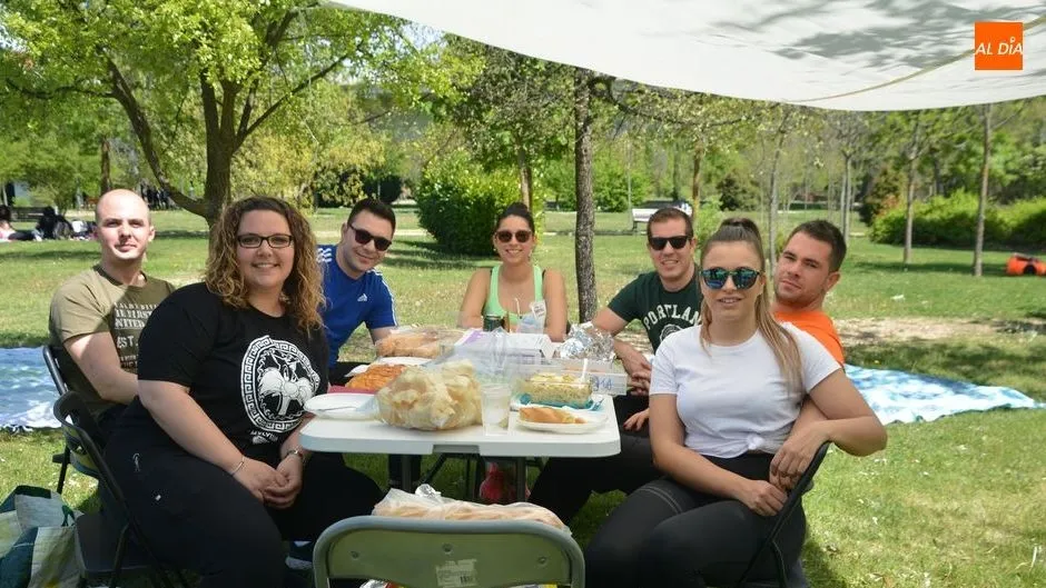 Unos jovenes disfrutan en el parque de Huerta Otea/ Foto: Lydia González