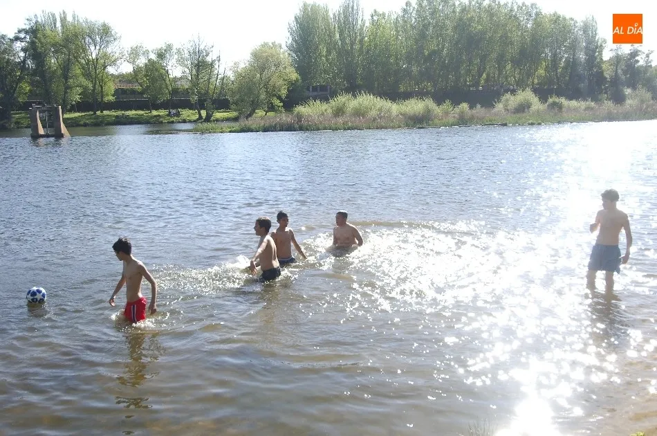 Foto 11 - Una tarde espl&eacute;ndida permite a varios j&oacute;venes festejar el Lunes de Aguas d&aacute;ndose un chapuz&oacute;n  