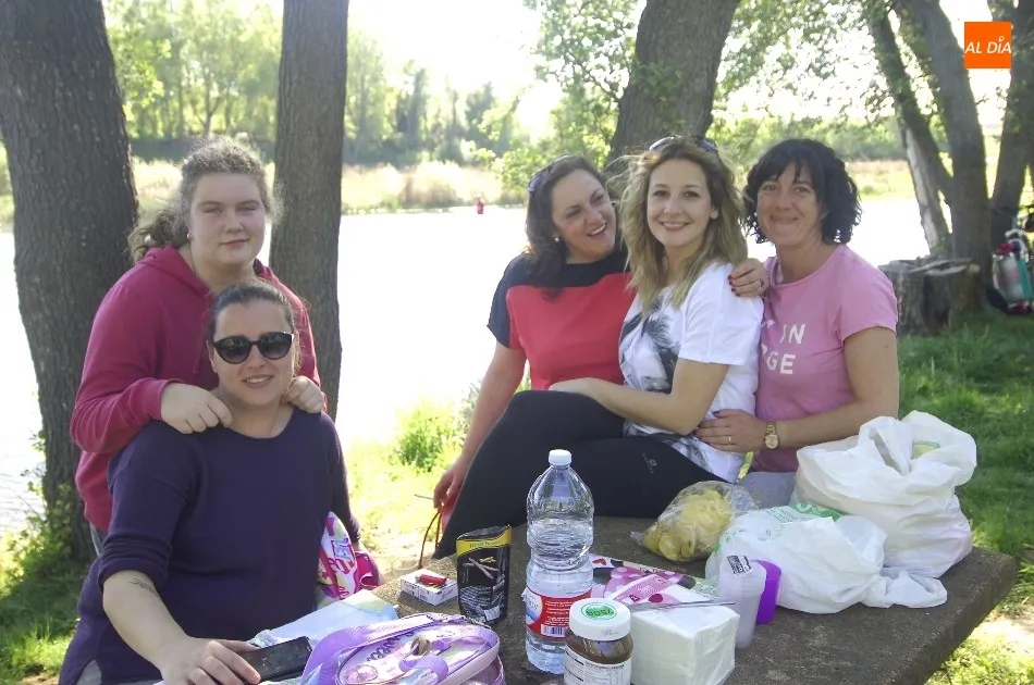 Foto 10 - Una tarde espl&eacute;ndida permite a varios j&oacute;venes festejar el Lunes de Aguas d&aacute;ndose un chapuz&oacute;n  