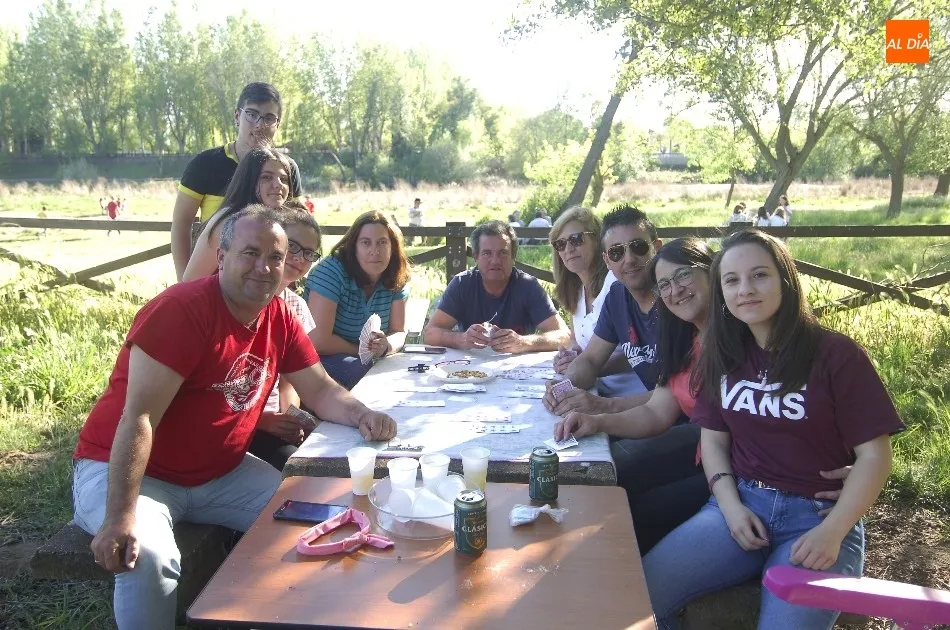 Foto 5 - Una tarde espl&eacute;ndida permite a varios j&oacute;venes festejar el Lunes de Aguas d&aacute;ndose un chapuz&oacute;n  