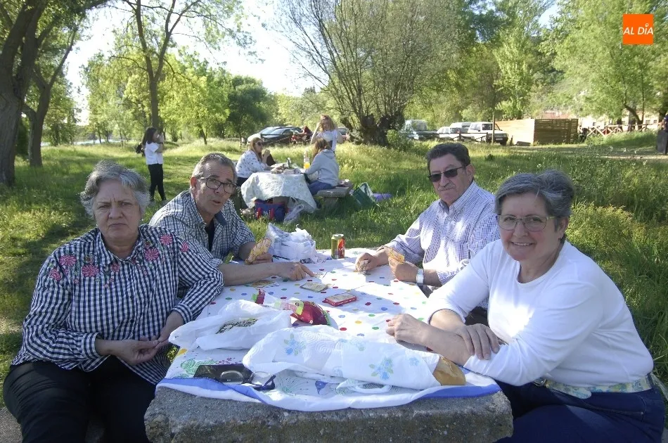 Foto 4 - Una tarde espl&eacute;ndida permite a varios j&oacute;venes festejar el Lunes de Aguas d&aacute;ndose un chapuz&oacute;n  