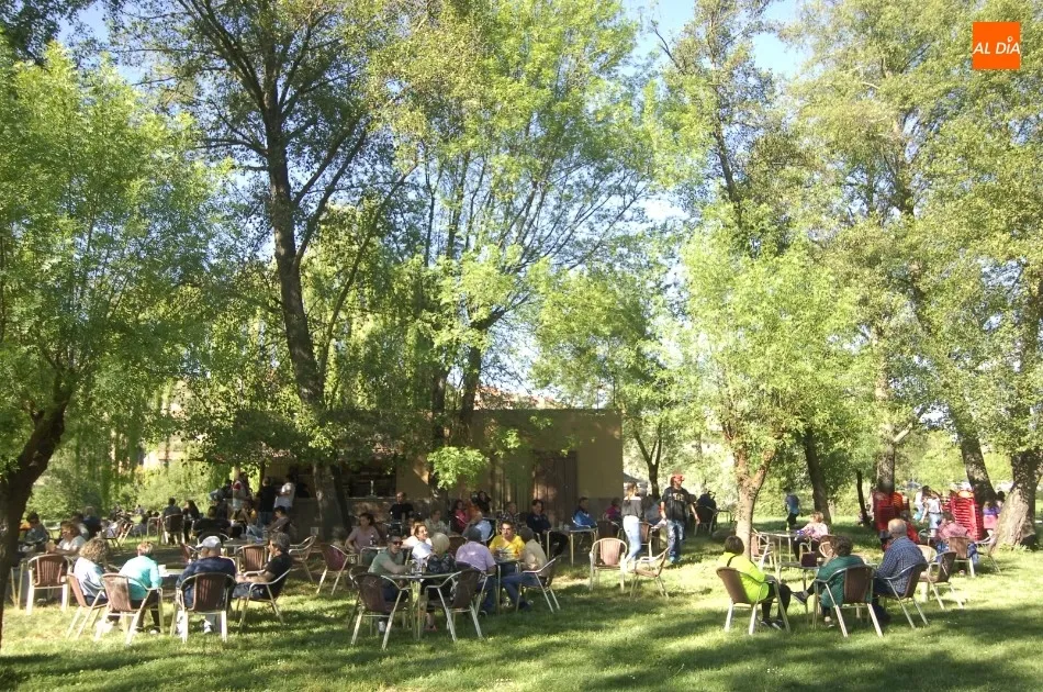 Foto 8 - Una tarde espl&eacute;ndida permite a varios j&oacute;venes festejar el Lunes de Aguas d&aacute;ndose un chapuz&oacute;n  
