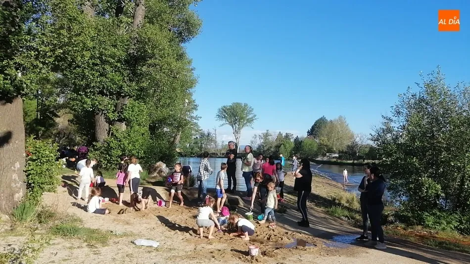 Foto 2 - Una tarde espl&eacute;ndida permite a varios j&oacute;venes festejar el Lunes de Aguas d&aacute;ndose un chapuz&oacute;n  