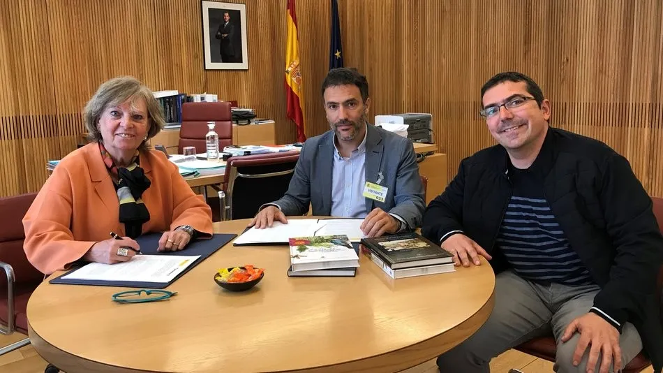 Momento de la firma del convenio entre la presidenta de la CHD y responsables del ITAGRA