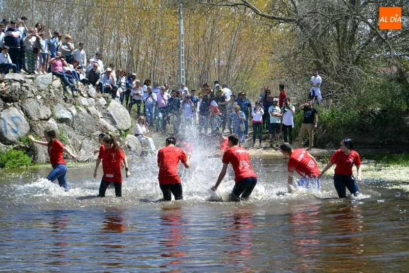 Foto 11 - Los quintos de Alaraz cumplen con la particular tradici&oacute;n del Lunes de Aguas y cruzan el rio...