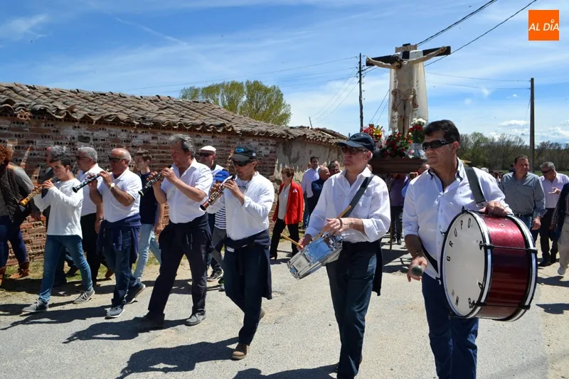 Foto 9 - Los quintos de Alaraz cumplen con la particular tradici&oacute;n del Lunes de Aguas y cruzan el rio...