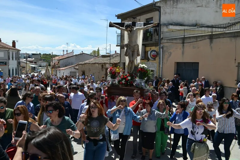 Foto 8 - Los quintos de Alaraz cumplen con la particular tradici&oacute;n del Lunes de Aguas y cruzan el rio...