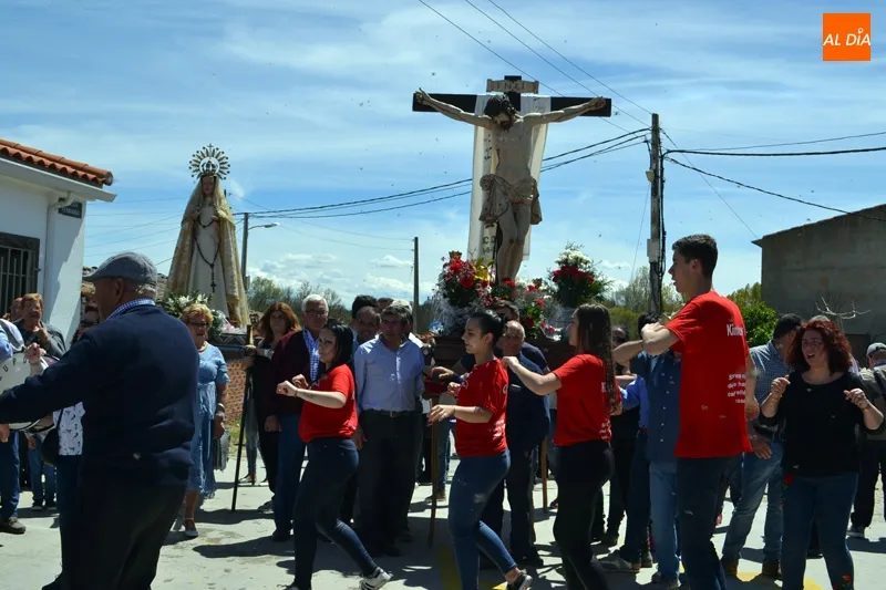 Foto 6 - Los quintos de Alaraz cumplen con la particular tradici&oacute;n del Lunes de Aguas y cruzan el rio...