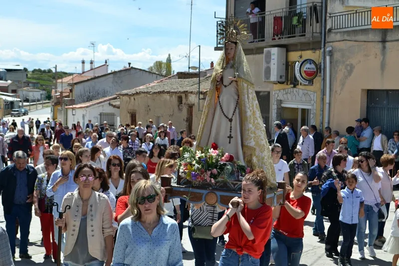 Foto 4 - Los quintos de Alaraz cumplen con la particular tradici&oacute;n del Lunes de Aguas y cruzan el rio...