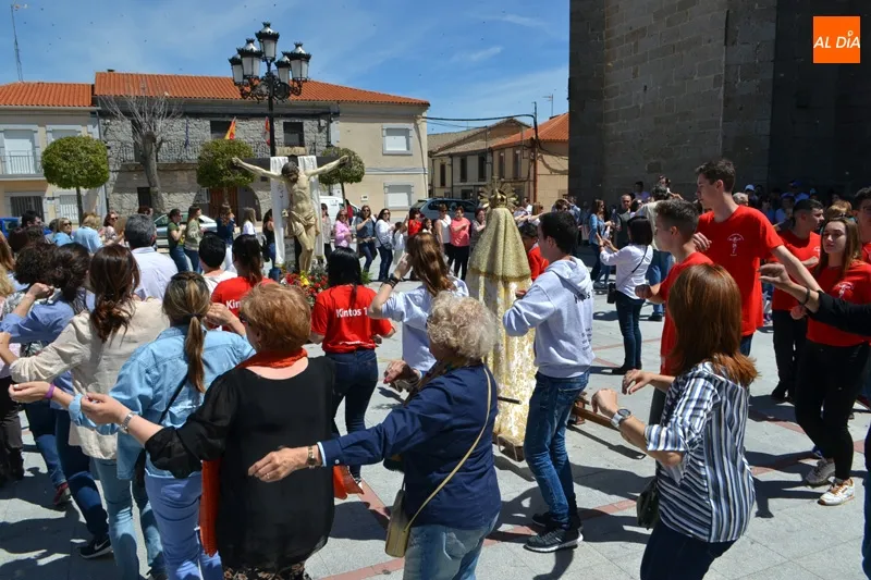 Foto 3 - Los quintos de Alaraz cumplen con la particular tradici&oacute;n del Lunes de Aguas y cruzan el rio...
