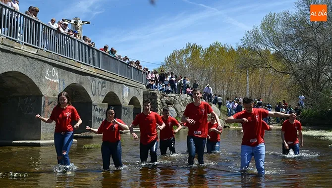Los quintos de Alaraz cruzaban un año más el rio durante la original tradiciión de su fiesta grande en Alaraz cada Lunes de Aguas