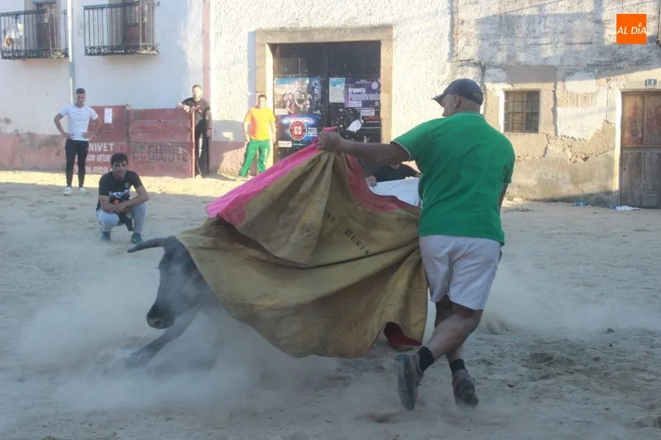 Foto 8 - Entretenida capea en Yecla de Yeltes con motivo de las fiestas de la Virgen del Castillo  