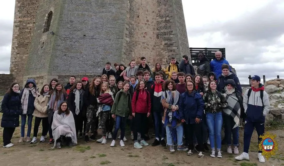 Un grupo de jóvenes turistas en el Castillo de los Duques de Alba