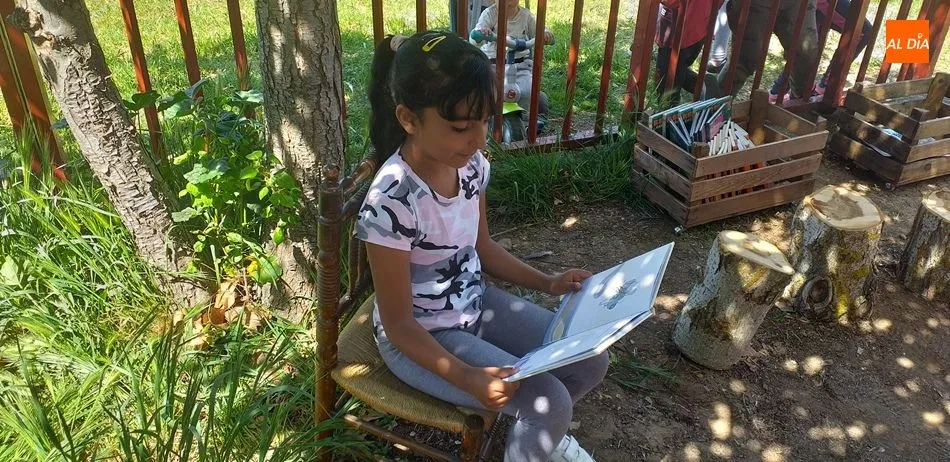 Foto 11 - Entra&ntilde;able lectura continuada de &lsquo;El Lazarillo de Tormes&rsquo; en el CEIP del mismo nombre